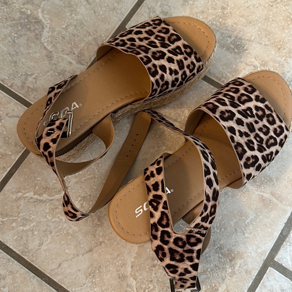 Leopard print platform sandals size 7